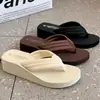 Chinelos femininos de salto médio, modelo novo, antiderrapantes para uso externo, adequados para viagens, uso diário, sandálias de praia de verão para meninas