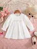 Ropa para niños de comercio exterior, primavera y otoño, vestido para bebé con cuello redondo, color liso, flores pequeñas dulces tridimensionales y puños con volantes