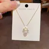 Collar Colgante Único y Elegante de Flor de Concha Fresca y Perla, Cadena para Clavícula Versátil de Lujo Ligero Personalizada al por Mayor
