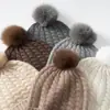 Gorro de Punto para Mujer Súper Suave de Cachemira Otoño e Invierno Nuevo Patrón Retorcido Pompon de Piel Genuina Desmontable Gorro Engrosado Cálido para Protección de Orejas