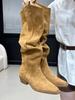 Botas de Salto Grosso Marrom Retro de Pelo Meia-Canela Sapatos Femininos Outono e Inverno 2025 Bico Fino Botas Western Cowboy