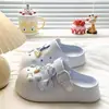 Birkenstock Crocs Feminino EVA Solado Grosso Desenho Animado Versátil Verão Deslocamento Praia Exterior Bico Fechado Chinelos Sandálias Feminino