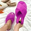 Pantuflas de estilo transfronterizo con diseño de tira cruzada, adecuadas para primavera y otoño, cómodas para uso en casa, de suela plana, felpa, a la moda, sencillas, de punta abierta, pantuflas de algodón peludo