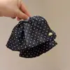 Saia Exquisita Ponto Preto e Branco Grampo de Cabelo Rabo de Cavalo Francês Aparência de Luxo Etiqueta Dourada Prendedor de Cetim Clipe de Tubarão na Parte de Trás da Cabeça