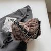 Estampado de leopardo 2024 nueva moda almohada de felpa bolsa para la axila otoño e invierno bolso bandolera de cadena para mujer bolso transfronterizo