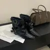 Botines de tobillo para mujer estilo europeo y americano, punta cuadrada, con tachuelas en la hebilla del cinturón, nueva colección de otoño e invierno, tacón grueso, versátiles y modernos, con diseño de volantes