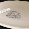 Anillo Abierto Asimétrico de Flor de Circonia Chapado en Oro Real de 18K Moda para el Trabajo Anillo para el Dedo Lujo Ligero Sensación de Alta Gama Joyería de Mano