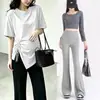 Conjunto de duas peças de moda gestante estilo coreano para o verão, camiseta de cor sólida irregular com cordão, calça flare de cintura alta plus size que cobre a barriga e emagrece