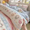 Juego de cama de cuatro piezas muy atractivo estilo caricatura con funda de edredón de gasa de doble capa y sábana bajera, apto para todas las estaciones, dormitorio de estudiante individual, juego de tres piezas lavable