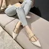 W925-3 Sapatos Baixos Femininos Nude com Corrente de Rebites, Bico Fino, 26 Novo Estilo, Sola Macia Rasa, Salto Baixo