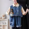 Macacão de Bebê Masculino para Primavera 2025 Nova Roupa para Bebês e Crianças Moda para Crianças Primavera e Outono Conjunto de Três Peças com Colete Jeans
