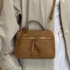 Bolsa de camurça de nicho para mulheres, nova bolsa versátil outono 2026 vintage, bolsa de mão e bolsa transversal, bolsa caixa de alta qualidade