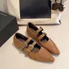 Sapatos Mary Jane Retrô Europeus e Americanos para Mulheres, Bico Fino, Sola Rasteira, Couro Macio, Cor Marrom, Com Tachas, Tira Única, Boca Rasa