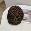 Boné de Moda Estilo Coreano com Estampa de Leopardo para Mulheres, Primavera e Outono Vintage Personalidade Casual Reversível Tendência Boné Bico de Pato