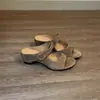 Sandálias Femininas Chuyuji de Salto Grosso, Uma Tira com Velcro, Abertas na Ponta, Simples e Versáteis para Uso Externo