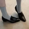 Sapatos femininos de couro estilo retrô britânico com textura de pele de carneiro, bico quadrado, simples e versáteis para o trabalho, mocassins slip-on de salto grosso para mulheres