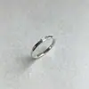 Anel de Dedo Rombo Vazado Cravejado com Diamantes Linha de Diamantes 2026 Novo Estilo Suave Fino Design de Nicho para o Trabalho Joias Personalização