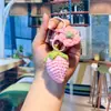 Llavero Colgante Tejido a Crochet de Lana de Fresa Transfronterizo TEMU Lindo Colgante Tejido a Mano para Bolsos de Pareja Hombres y Mujeres