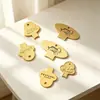 Entrega direta da fábrica de chapéus com etiquetas de letras de metal, etiquetas redondas de liga de zinco, etiquetas de metal para vestuário galvanizadas e pintadas em spray