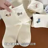 Meias fofas para mulheres, estilo fino de verão, meias de cano médio com desenho animado para estudantes do ensino fundamental, meias brancas com bolhas, novo modelo popular de 2026