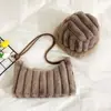 Bolsa de pelúcia nova para o outono/inverno de 2026, chapéu peludo da moda, bolsa transversal, bolsa simples estilo coreano para mulheres
