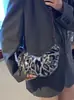 Yuezizhi 2026 principios de otoño nuevo bolso versátil de moda con estampado de leopardo bolso cruzado casual simple retro tipo dumpling bolso de cuerno
