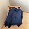 Camisa de lino azul marino para mujer, diseñador de nicho, versátil y de alta calidad, con detalles bordados en el cuello