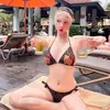 Ventas Directas de Fábrica Sexy Estampado Americano Sexy Adelgazante Europeo y Americano Bikini de Tres Puntos con Tiras Vacaciones en la Playa y Aguas Termales