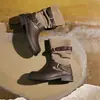 Botas Martin plisadas retro para mujer, nueva colección otoño/invierno 2026, con tacón grueso que aumenta la altura, diseño de retazos y hebilla de cinturón, creando un elegante estilo de bota de montar a media pantorrilla