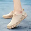 Sapatos slip-on antiderrapantes de corte baixo para adultos para todas as estações, duráveis e estilosos, adequados para chuva e sol, sapatos de cozinha de cano curto com solas grossas, forro de pelúcia e solas macias para mulheres