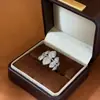 Joyería transfronteriza nueva moda personalidad textura metálica diamante anillo doble anillo letra V anillo de perla viento frío