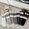 Calcetines versátiles de otoño para mujer, con rayas verticales anti-pilling, hasta la pantorrilla, serie de color café 'ins' estilo coreano, calcetines apilados con botón de madera salvaje