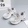 Sapatos Femininos Primavera e Outono Novos Respiráveis Estilo Pai Coreano Versátil Sola Grossa Aumento de Altura Malha Casual Tênis de Corrida Esportiva para Mulheres