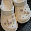 2025 novos sapatos com furos estilo barroco acessórios flor de sapato cruz fivela decorativa removível acessórios de corrente fivela de sapato