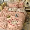 Juego de cama de cuatro piezas con bordado de toalla de dibujos animados estilo Ins para niñas, funda de edredón de gran valor, sábana para dormitorio de estudiantes, juego de tres piezas
