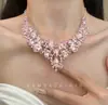 Collar Colgante de Flor Rosa Súper Brillante Forma de Gota de Agua Princesa Fugitiva Retro Lujo Ligero Accesorios de Cena de Alta Gama Cadena para la Clavícula