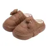 Pantuflas de algodón con lazo, nuevo estilo de invierno, zapatos de algodón para mujer, para uso en interiores, antideslizantes, modernos, impermeables, de suela gruesa, que aumentan la altura y cálidos