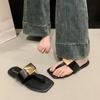 Sandalias de Espiga Color Topo para Mujer, Nuevo Estilo Verano 2026, Zapatos Planos de Deslizamiento con Pinza Metálica de Nicho