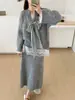 Nueva Colección Otoño/Invierno 2026: Suéter de punto con cuello en V y lazo de encaje patchwork + Conjunto de dos piezas de falda de punto de cintura alta para mujer