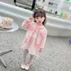 Traje de Tres Piezas de Otoño para Bebé con Bolso Fabricante Venta al por Mayor Estilo Pequeño Fragante para Niñas Chaqueta de Manga Larga Vestido Camiseta Interior
