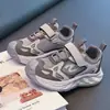 Tênis Respiráveis Anti-Odor de Malha Dupla Novos para Outono de 2026 para Meninas, Sapatos de Pai Fofos com Desenho Animado, Sola Grossa Antiderrapante, Modernos