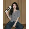Blusa de Tricô Cinza com Decote V e Manga Curta para Mulheres, Novo Estilo Primavera/Verão 2026, Única e Bonita, Muito Atraente, Pode Ser Usada por Fora, Top Curto