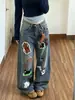 Chao Li tiene en stock jeans rectos de pierna ancha de cintura alta holgados con bordado de cimitarra de dibujos animados retro 2026 para mujer para otoño