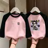 Camiseta de Manga Longa com Gola Redonda Color Block para Crianças Médias e Grandes Meninas Estilosa de Nicho Camada Interna Camiseta Base Estampada Top Outono/Inverno 2026