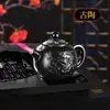 Isqueiro à prova de vento em formato de bule, design rotativo criativo para alívio do estresse, um item essencial para fãs de Hu Chong, isqueiro de chama vermelha, um item popular e moderno