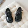 Sapatos de couro para meninas 2026 novos sapatos de princesa de primavera para crianças sola macia Mary Janes sapatos de um só tom borboleta flor sapatos para crianças de médio e grande porte