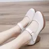 Grulla Blanca de Almohada 2026 Cuero Suave Tacón Medio Zapatos de Desfile Qipao Punta Redonda Tacón Grueso Cómodos Zapatos Profesionales de Trabajo para Mujer Suela de Goma Individual
