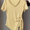 Camiseta Irregular de Manga Curta com Decote V Plus Size para Mulheres, Novo Estilo de Verão, Emagrecimento e Design Único com Detalhes de Amarração