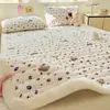 Juego de tres piezas de colchón de terciopelo de leche para uso doméstico, engrosado y cálido para invierno, adecuado para dormitorios estudiantiles, cama individual, protector de colchón y sábana bajera