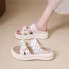 Sandalias de Estilo Suave con Suela Gruesa y Lazo para Mujer 2026 Nuevo Estilo de Verano con Falda Lindos Zapatos de Playa con Lunares de Una Sola Tira